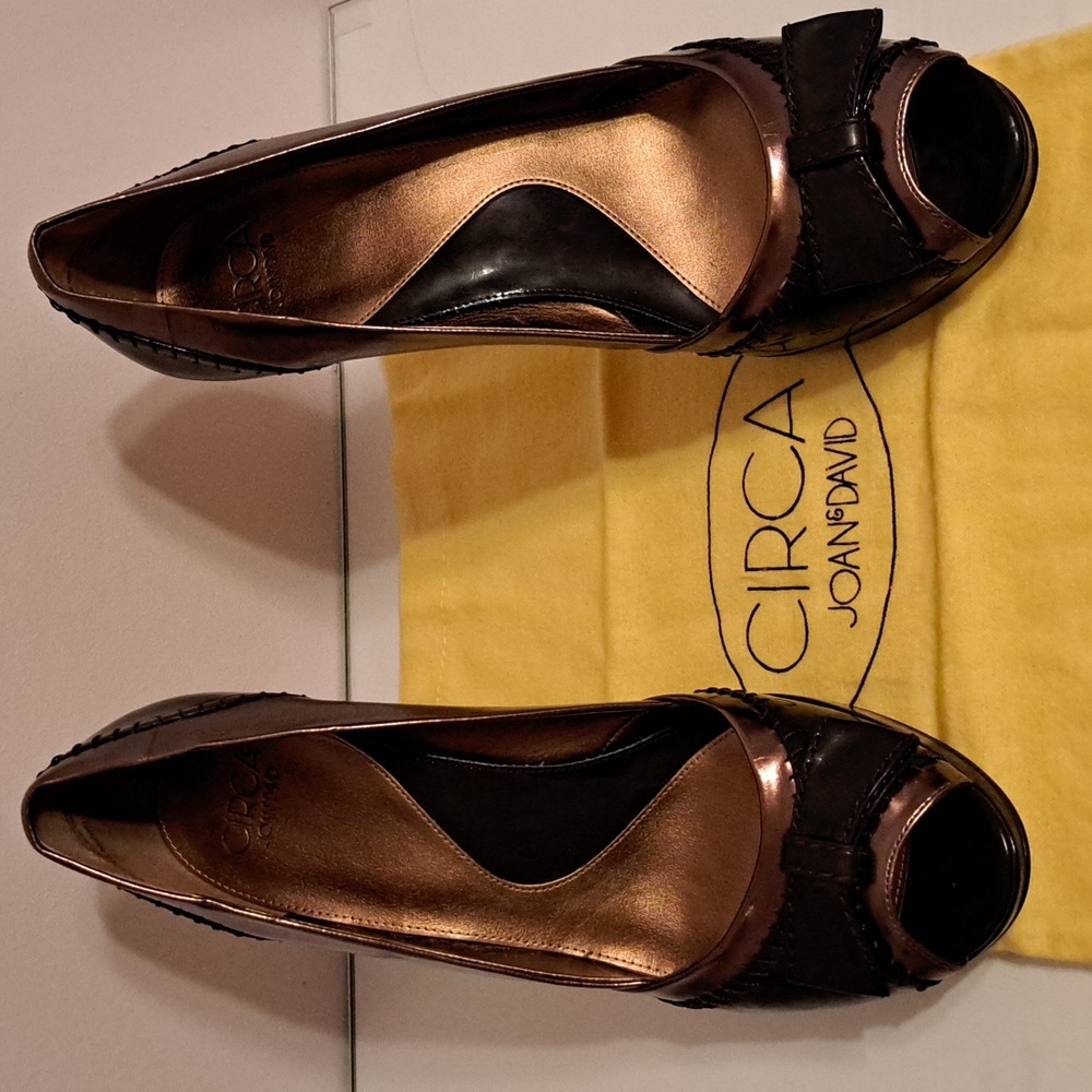 Joan & David Circa Size 10M Brown and Gold with Brown Bow and Peep Toe